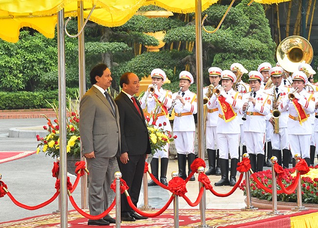 Prime Minister Nguyen Xuan Phuc holds talks with Kuwaiti counterpart Sheikh Jaber Mubarak Al Hamad A - ảnh 1